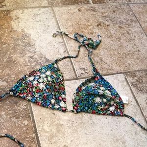 Flowered swim top! 💦🌸